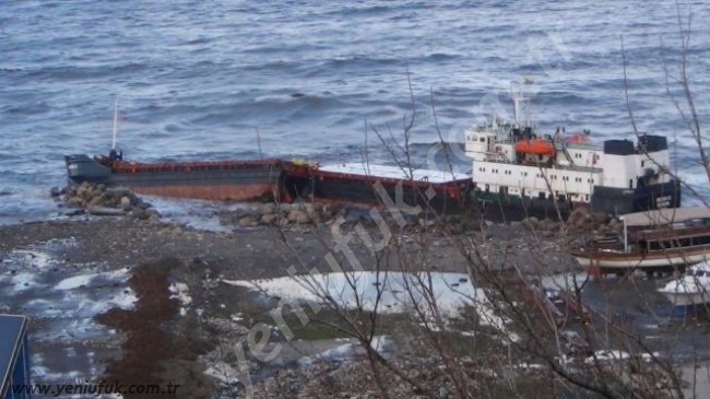 DALGALARIN ŞİDDETİ GEMİYİ ORTADAN İKİYE BÖLDÜ…