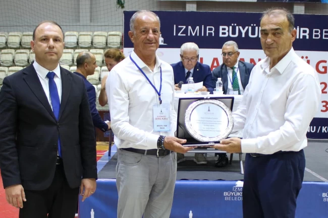 İzmir Büyükşehir Spor Kulübü'nde bayrak değişimi