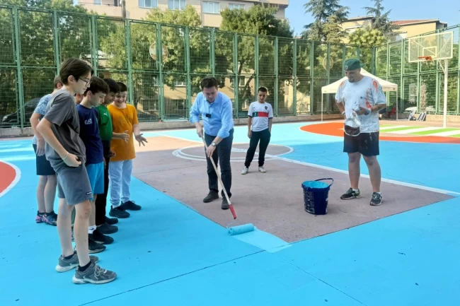 Bursa Osmangazi'de Başkan Aydın gençlerle basketbol sahası boyadı