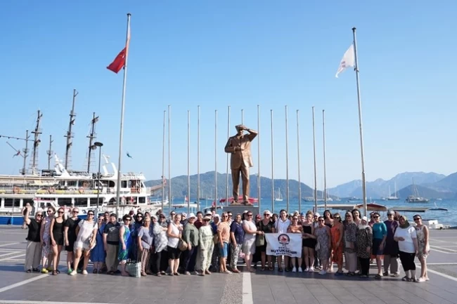 Yüzme öğrenen kadınlar Marmaris'te denizle buluştu
