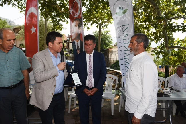 Bursa Osmangazi'nin gönüllü temizlik elçilerine teşekkür plaketi