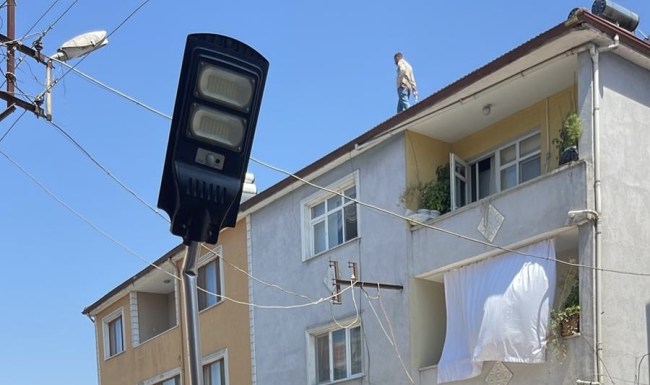 Ormanlı’da çatıya çıkan vatandaş intihar girişiminde bulundu