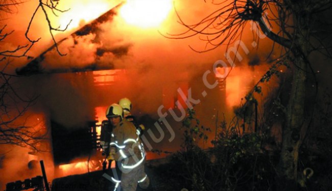 TEK KATLI AHŞAP EV YANGINDA KÜL OLDU!