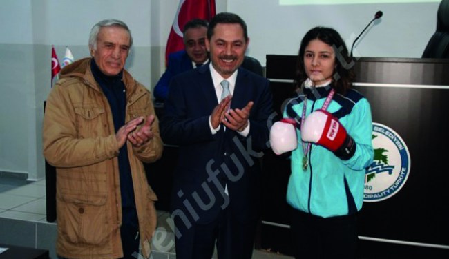 ŞAMPİYON BOKSÖR VE ANTRENÖRÜNÜ ÖDÜLLENDİRİLDİ