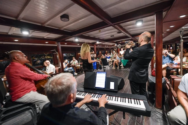 İzmir Bergama Vapuru'nda caz esintisi