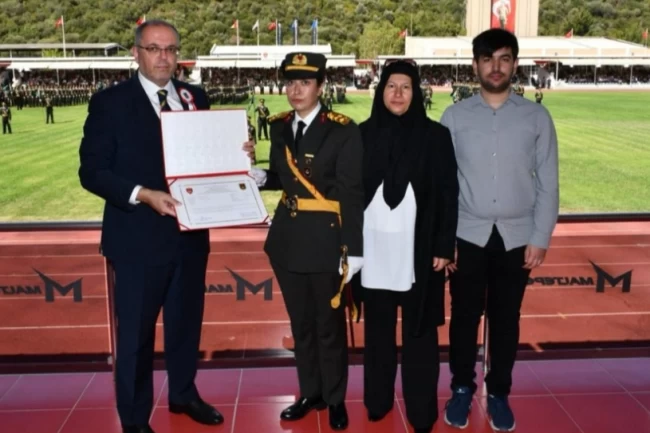 Cumhurbaşkanı Erdoğan, Ömer Halisdemir'in kızını tebrik etti