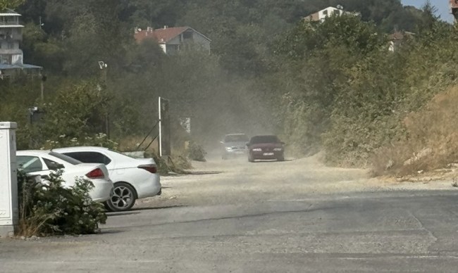 Kırmacı-Balı yolu kapandı. Tozdan gözgözü görmüyor