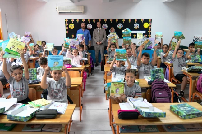 İzmir Bornova Belediyesi'nden miniklere kırtasiye desteği