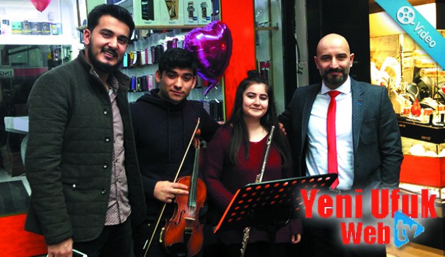 TECHNOKTA İLETİŞİM VE DENİZ KUYUMCULUKTAN MÜŞTERİLERİNE MÜZİK DİNLETİSİ..