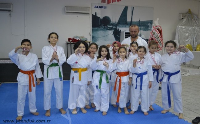 Alaplı Belediye Başkanı Nuri Tekin’in düğün salonu’nu spor yapmaları için açtığı minikler 14 madalya kazandı.