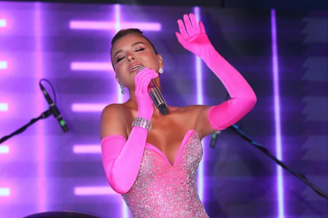 Pespembe Gülben Alaçatı'da ışıldadı