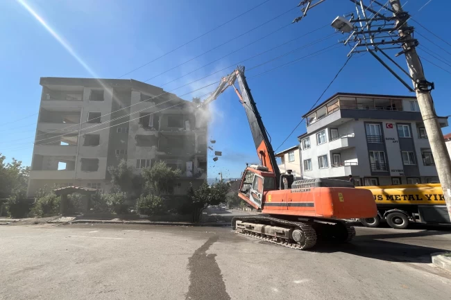 Derince'de ağır hasarlı binaya ilk kepçe