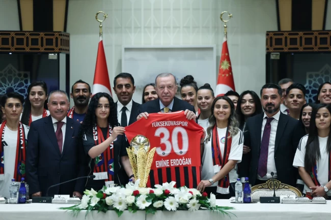 Cumhurbaşkanı Erdoğan, Yüksekovaspor Kadın Futbol Takımı'nı ağırladı