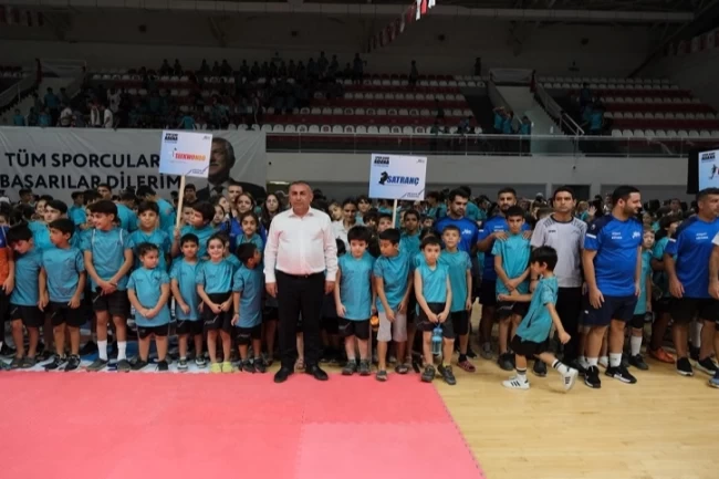 Adana Büyükşehir eğitimde ve sporda gençlerin Yanında