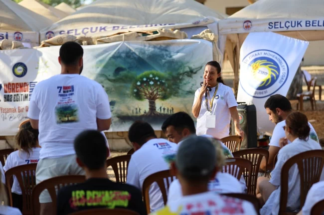 Başkan Sengel gençlere Efes Tarlası Yaşam Köyü'nü anlattı