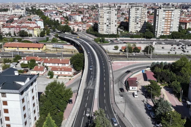Konya'da Ahmet Öksüz Üst Geçidi'niN asfaltı yenilendi