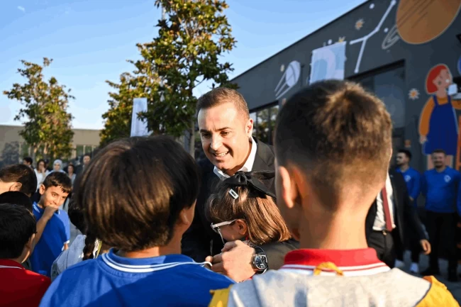 Ahmet Akın'dan öğrencilere 1.000 tl kırtasiye desteği