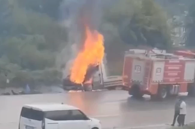 Düzce Akçakoca'da seyir halindeki çekici alev aldı!
