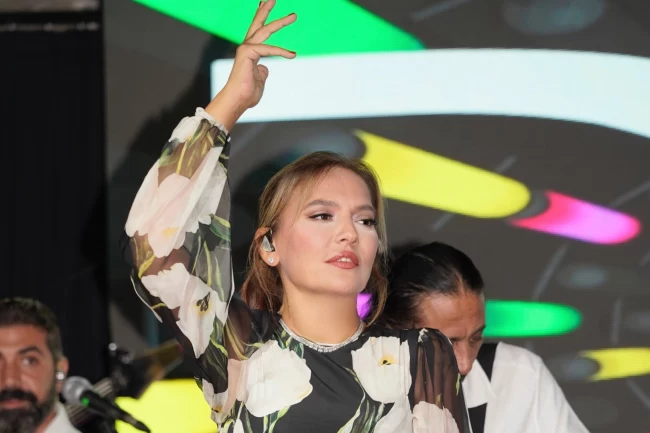 Demet Akalın'dan yaza veda!