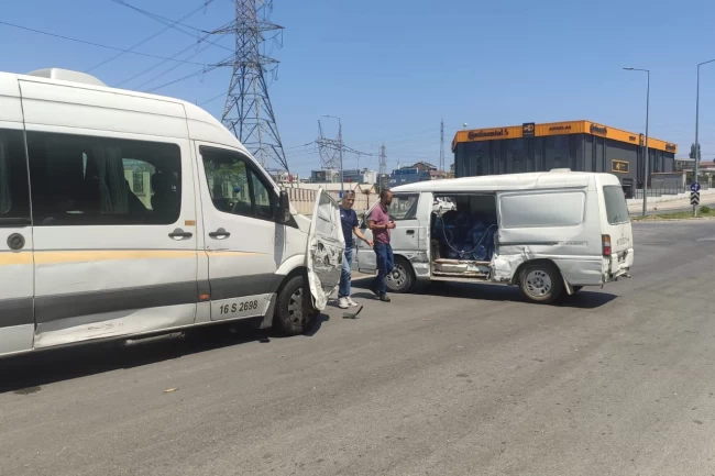 Bursa'da trafik kazası güldürdü! Kapısını arayan şoför, servis minibüsünde buldu