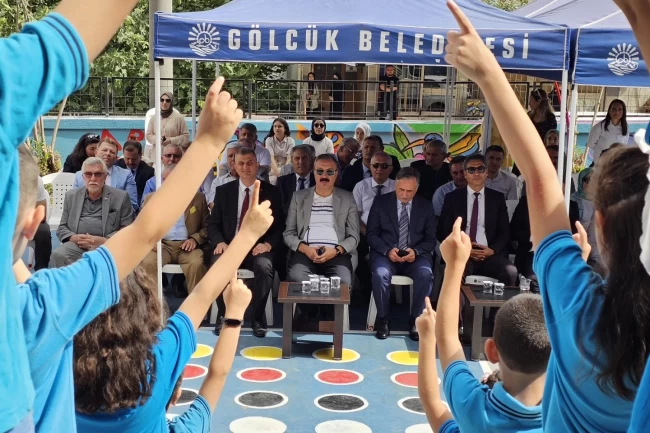 Gölcük protokolü öğrencilerin heyecanına ortak oldu
