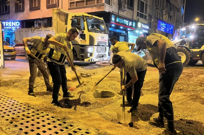 Bornova'da okul saatine yetişmesi için o caddede gece mesaisi
