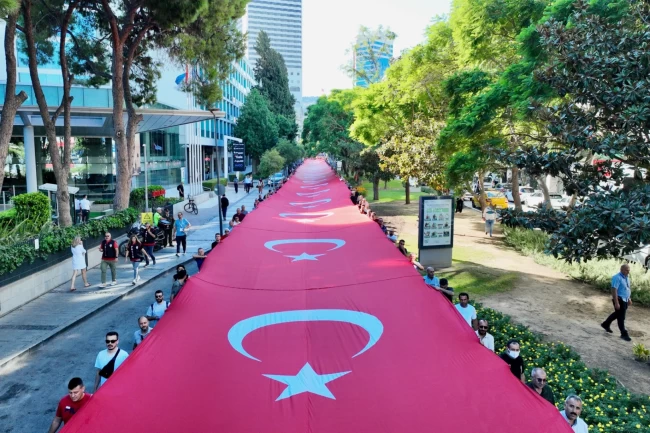 İzmir'de sessiz saygı: 350 metrelik Türk Bayrağıyla Zafer yürüyüşü