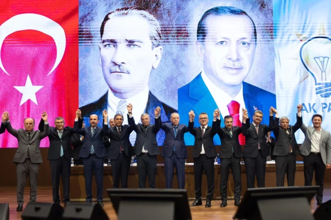 İki belediye başkanı AK Parti'ye katıldı... Rozetleri Erdoğan taktı!