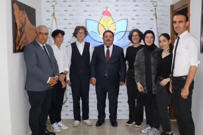 Sakarya'da Fen Lisesi öğrencilerinden TEKNOFEST öncesi Milli Eğitim'e ziyaret