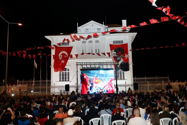 12 Dev Adam'ın final zaferi Mütareke Meydanı'nda kutlandı