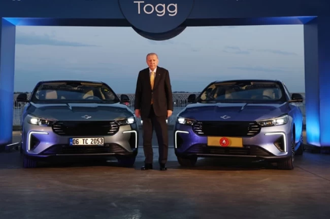 Cumhurbaşkanı Erdoğan'a Togg'un yeni modeli T10F hediye edildi