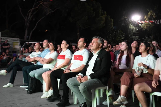 12 Dev Adam'ın final heyecanı Bornova'da dev ekranda yaşanacak