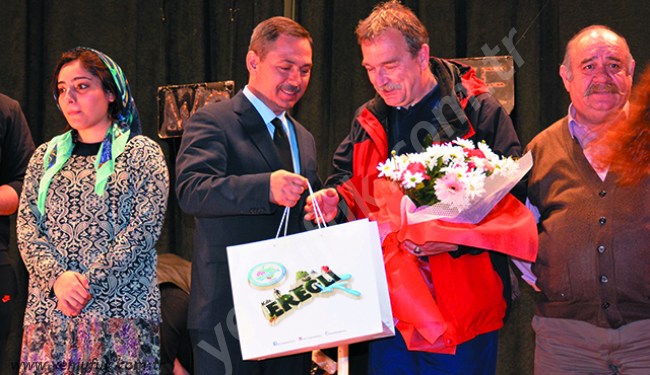 DAKİKALARCA AYAKTA ALKIŞLANDI!..