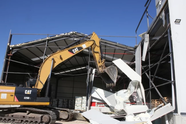 Bursa Nilüfer Belediyesi, Başköy'de ruhsatsız depoyu yıktı