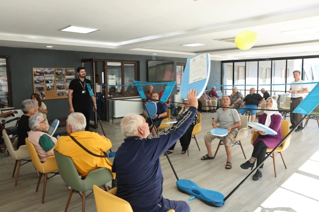 Bursa Nilüfer'de huzurevi sakinleri "Balon Voleybolu" ile eğlendi