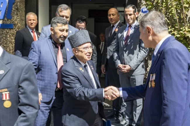 İzmir'de Başkan Tugay babasının madalyaları ile gazileri ağırladı