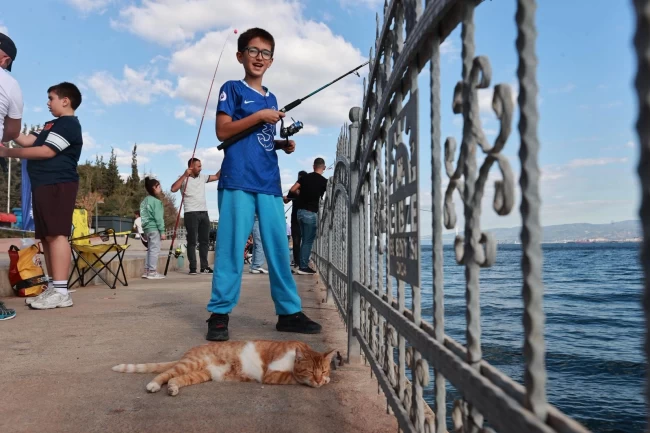 Eskihisar Sahili'nde baba-çocuk balık tuttular