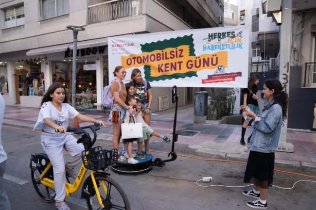 İzmir'de yayalardan 'Otomobilsiz Kent Günü' keyfi