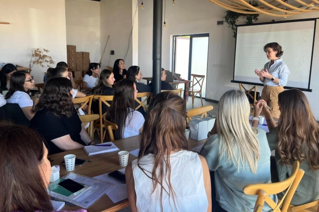 Kadınlar Gölcük'te sanatla buluştu