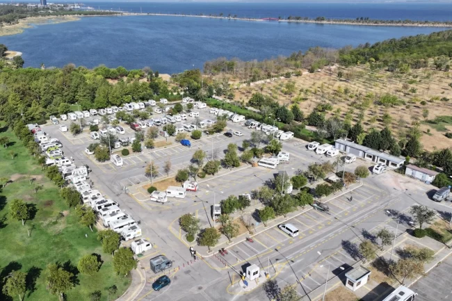 İzmir'de karavancıların tercihi İnciraltı oldu