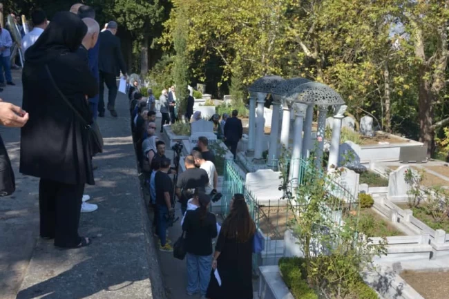 'Sanat Güneşi' Zeki Müren Bursa'da mezarı başında anıldı