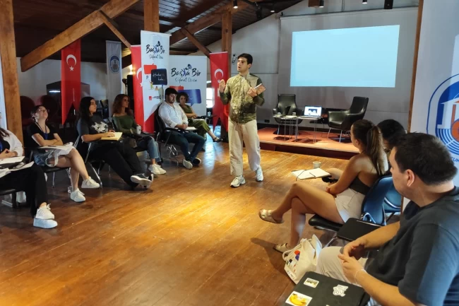 İsveç Milletvekili Castro, gençlerle Efes Selçuk'ta Buluştu