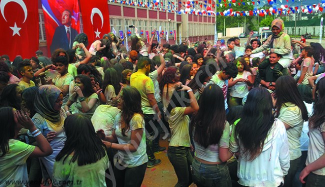 KEAL'DE 'LİFE İN COLOR' COŞKUSU..