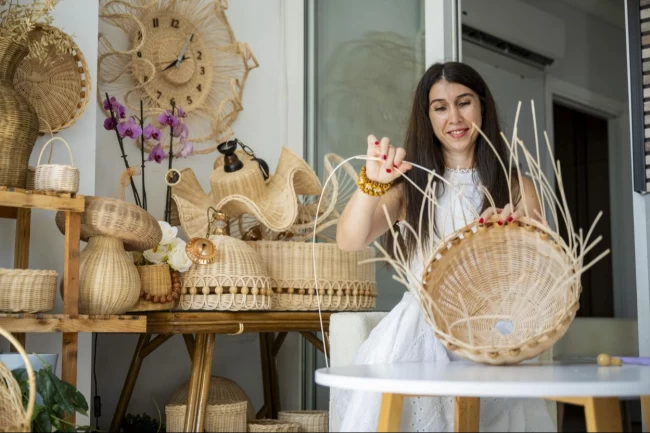 Rattan dokumayla hayatını değiştirdi