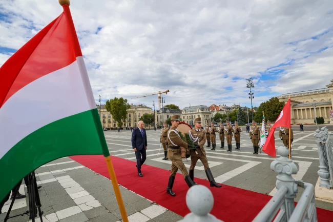TBMM Başkanı Kurtulmuş'tan Meçhul Asker Anıtı'na çelenk