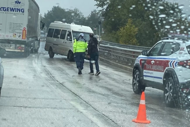 Düzce-Akçakoca yolunda araç ters döndü!