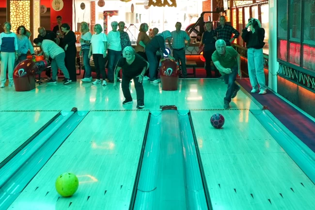 İstanbul Maltepe'de Yaşlılar Günü'nde bowling eğlencesi
