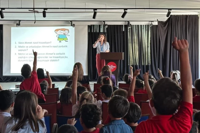 İstanbul Bakırköy Belediyesi'nden öğrencilere "Akran Zorbalığı" eğitimi