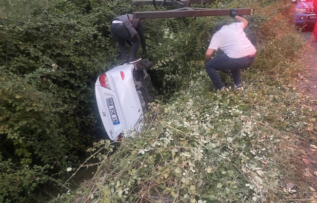 Ereğli’de otomobil su kanalına düştü