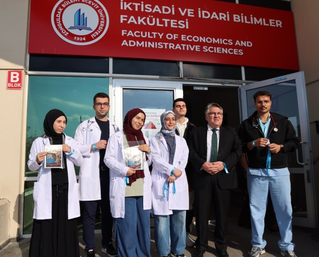 Hekim ve Liderlik Öğrenci Topluluğu'ndan Rektör Özölçer’e Gazze için Turkuaz Kurdele